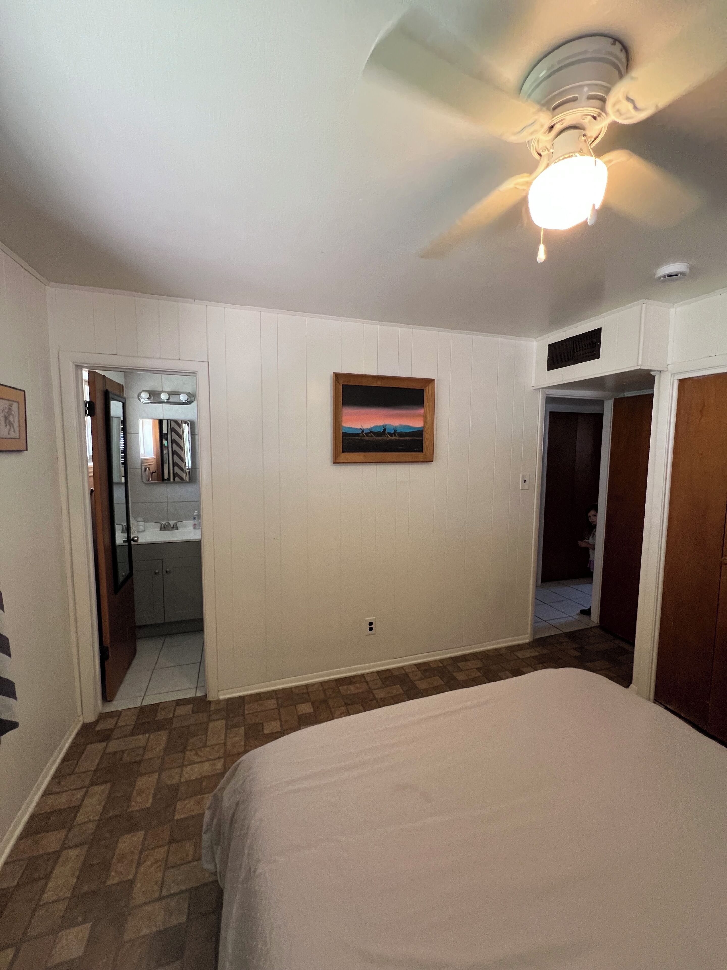 3 habitaciones, tabla de planchar con plancha y cuna de viaje 