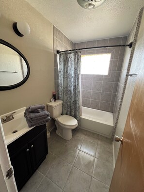 Shower, hair dryer, towels, soap - Sunrise Ridge Retreat 3-Bedroom 2-Bath Peaceful Home - WiFi - Guadalupe Mtn View (DELL CITY)