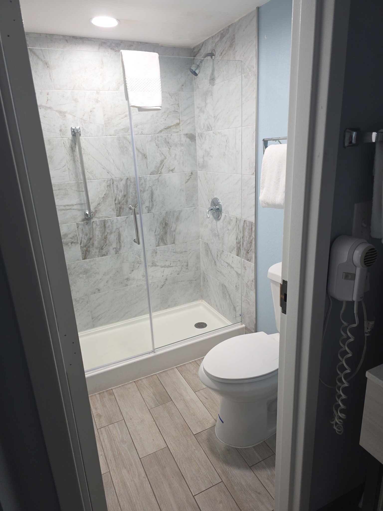 Room, 1 King Bed, Non Smoking | Bathroom | Towels, soap, toilet paper