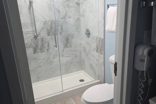 Room, 1 King Bed, Non Smoking | Bathroom