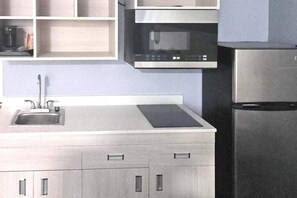 Full-sized fridge, microwave, stovetop, coffee/tea maker