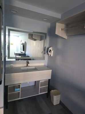 Kamar, 1 Tempat Tidur King, Bebas Asap Rokok | Kamar mandi | Handuk, sabun,  dan tisu toilet