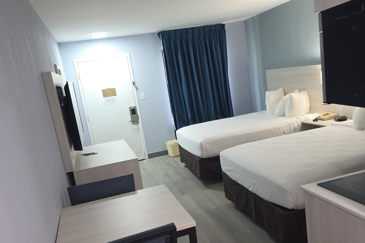 Kamar, 2 Tempat Tidur Double, Bebas Asap Rokok | Brankas, tirai kedap cahaya, dan tempat tidur bayi (biaya tambahan)