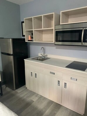 Room, 1 Queen Bed, Non Smoking | Private kitchen | Full-size fridge, microwave, stovetop, coffee/tea maker