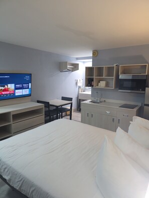 In-room safe, blackout drapes, cribs/infant beds, rollaway beds - Suburban Studios Christiansburg - Blacksburg (Christiansburg)