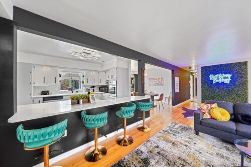 Comfort, Fun, & charming! - 5BR oasis w/ Pool