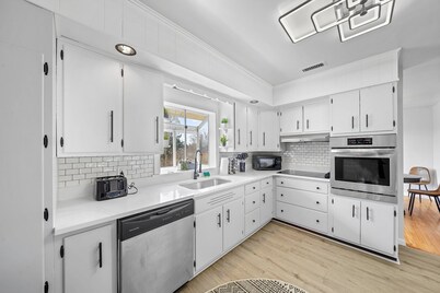 Comfort, Fun, & charming! - 5BR oasis w/ Pool