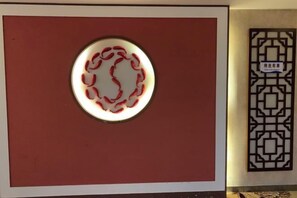 Un mur orné d’un motif circulaire et d’un dessin géométrique.