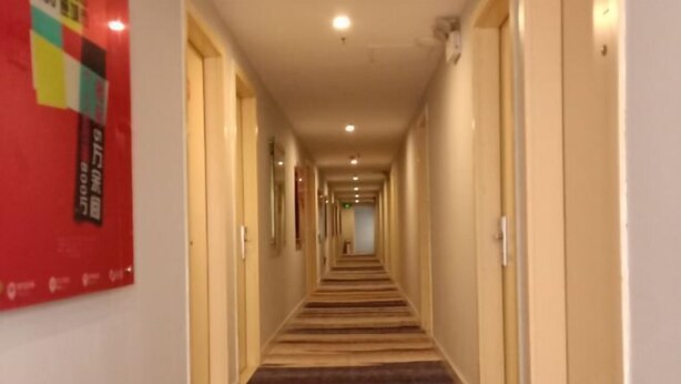 A hotel hallway with carpeted floors and doors on both sides. - 99 Inn (Shanghai Songjiang University Town) (Shanghai)