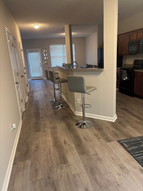 Private kitchen - 3-bedroom townhome in lovely East Point with WiFi, AC (East Point)