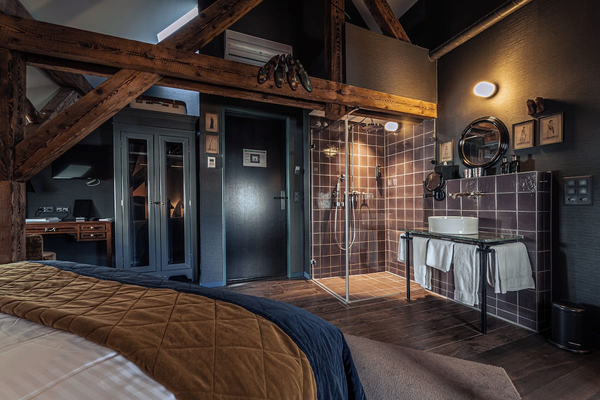 Studio-suite | Skrivebord, arbejdsområde til bærbare computere, gratis Wi-Fi