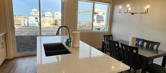 The 3 BEDROOMS SW Executive Stay (Calgary, AB)