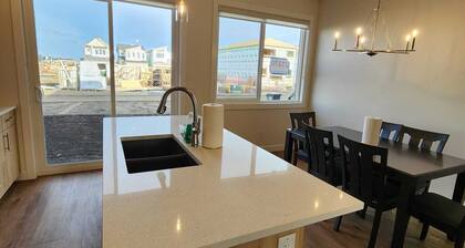 The 3 BEDROOMS SW Executive Stay (Calgary, AB)