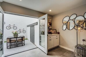 Interior - 3BR/3 En-Suite Bath Modern w/ Pool & Hot Tub-Scottsdale Entertainment District (Scottsdale)