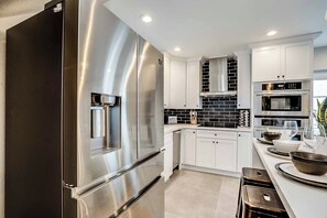 Fridge, microwave, oven, stovetop - 3BR/3 En-Suite Bath Modern w/ Pool & Hot Tub-Scottsdale Entertainment District (Scottsdale)