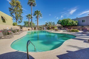 Utomhuspool och uppvärmd pool