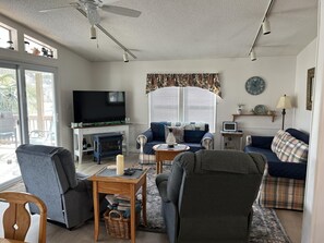 TV - Three Bedroom Waterfront Beach House in Oceanside Village (Surfside Beach)