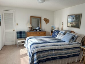 3 bedrooms, free WiFi, bed sheets - Three Bedroom Waterfront Beach House in Oceanside Village (Surfside Beach)