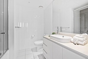 Dusche, Haartrockner, Handtücher, Seife