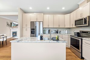 Refrigerador, microondas, horno, placa de cocina