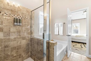 Douche, séchoir à cheveux, serviettes fournies, savon