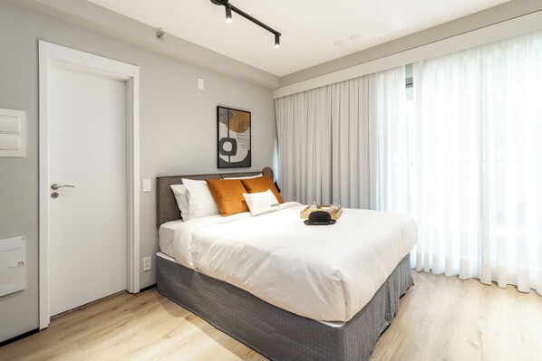 A modern bedroom with a large bed, a door, and a window with curtains. - Charlie GlassArt Perdizes (São Paulo)