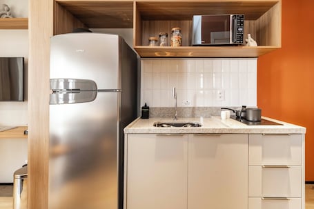 Refrigerador, microondas, placa de cocina, cafetera expreso