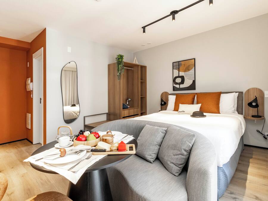 Studio Deluxe Casal | Ropa de cama hipoalergénica y espacio para trabajar con un portátil