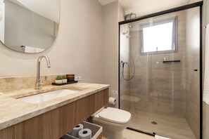 Studio Deluxe Casal | Bathroom | Shower, hair dryer, towels, soap - Charlie GlassArt Perdizes (São Paulo)