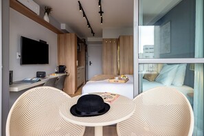 Een laptopwerkplek, gratis wifi