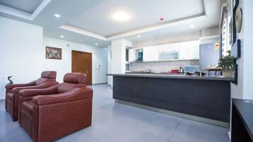 Appartamento, vista città | Cucina privata | Frigorifero con congelatore, microonde, forno