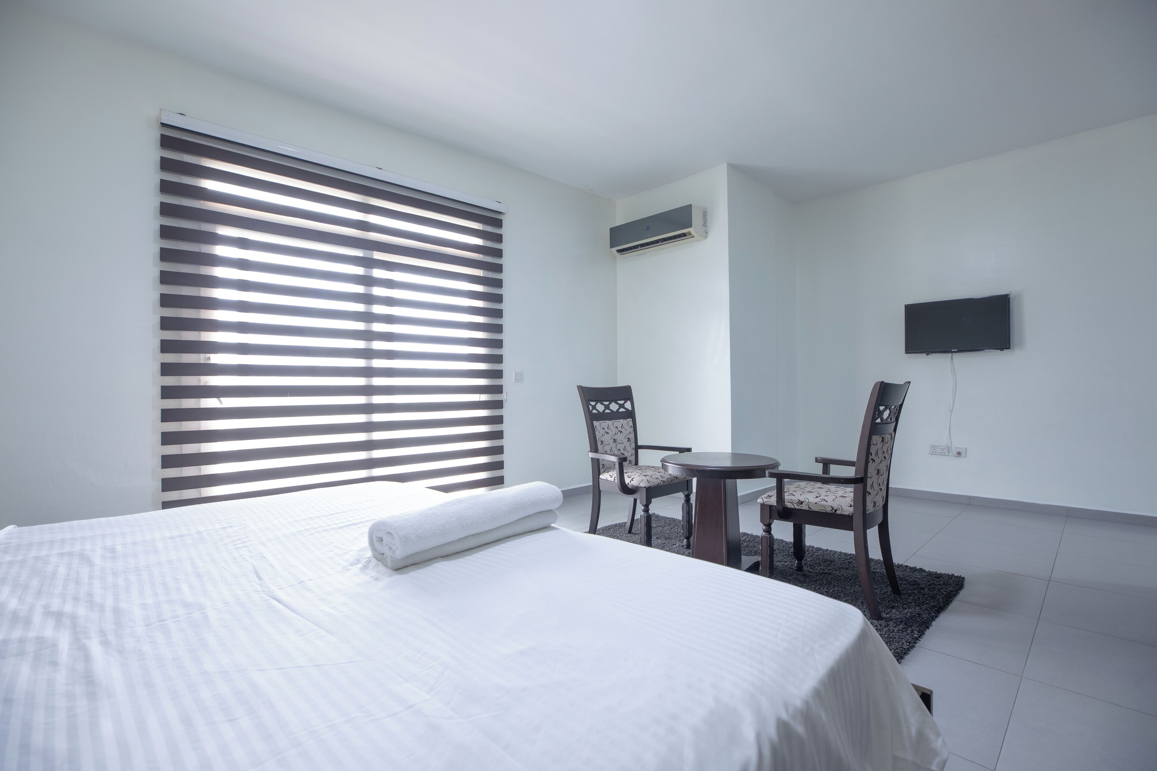 مكتب ومساحة عمل للكمبيوتر المحمول ومكواة/لوح كي وواي فاي مجانًا