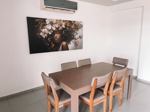 تناول الطعام داخل الغرفة