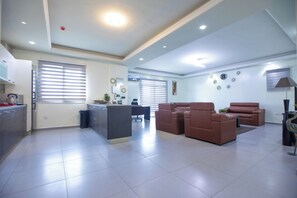 Departamento, vista a la ciudad | Área de sala de estar | Monitor de computadora 