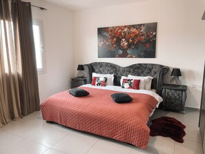 Escritorio y espacio para trabajar con laptop 