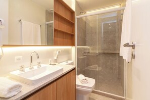 Apartamento 1 Dorm Standard Casa | Bathroom | Shower, free toiletries, hair dryer, bidet
