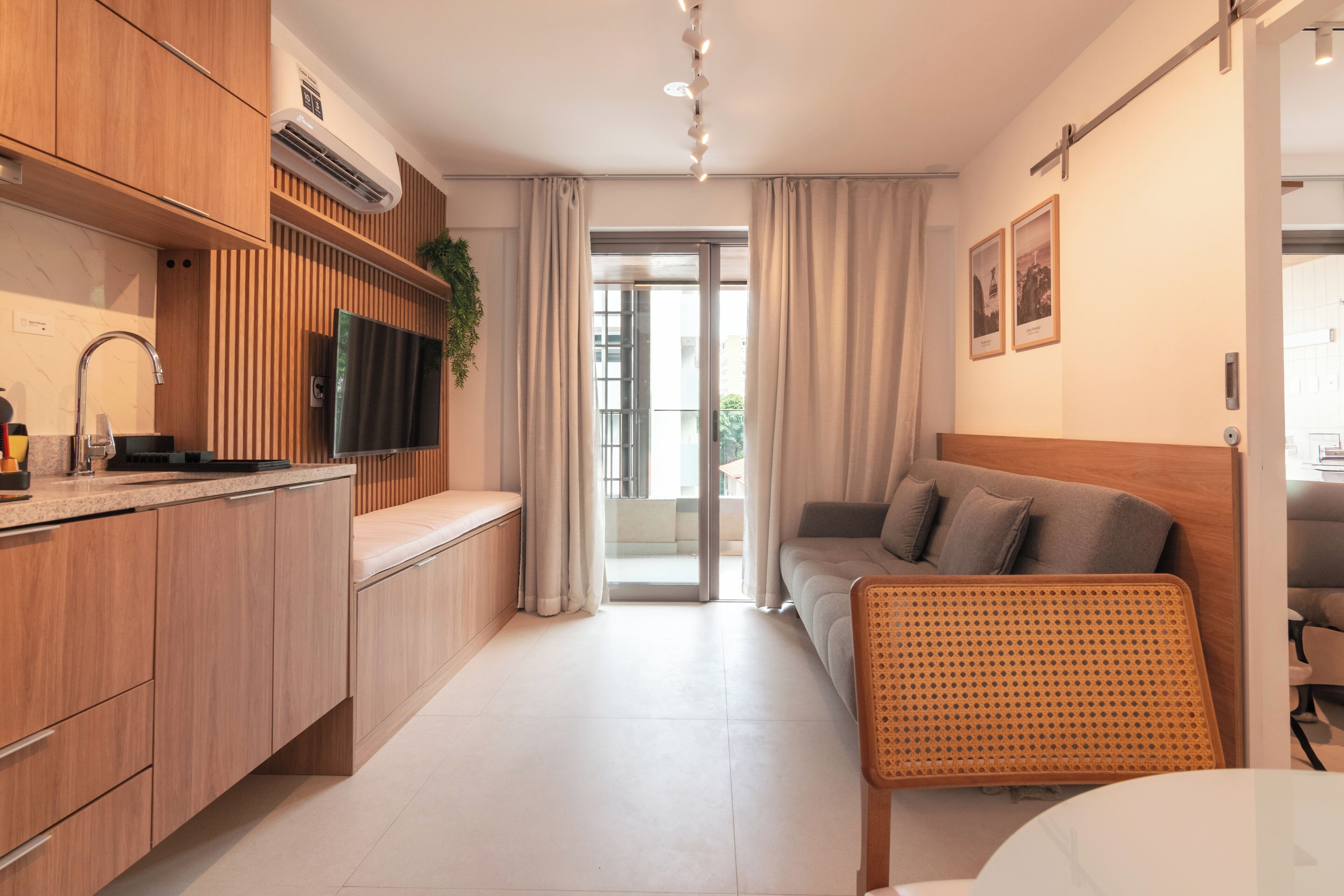 Apartemen Superior | Ruang keluarga | TV