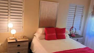 4 bedrooms, iron/ironing board, WiFi, bed sheets