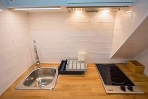 Kühlschrank, Mikrowelle, Herdplatte, Wasserkocher mit Kaffee-/Teezubehör