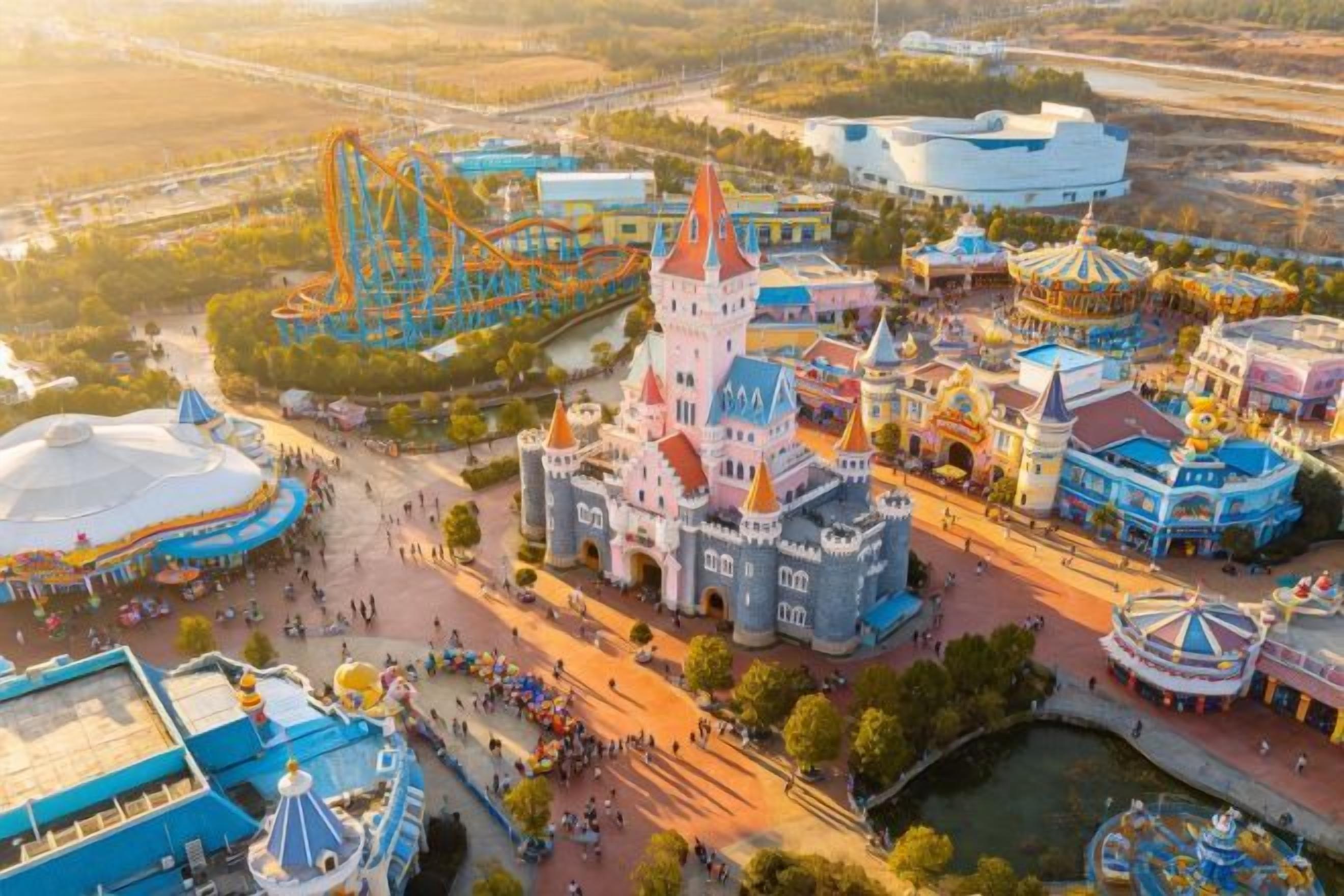 Egy vidámpark, amely számos látnivalót kínál, köztük egy kastélyt, egy hullámvasutat és színes épületeket.