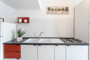 Frigorifero, microonde, piano cottura, pentole/stoviglie/utensili