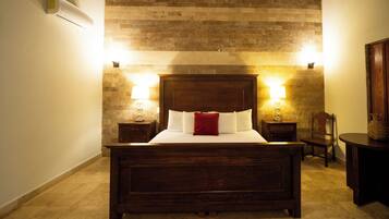 Deluxe Room, 1 Queen Bed, Vision Accessible, Air conditioning | Premium bedding, desk, iron/ironing board, free WiFi