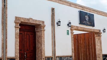 Vista frontal de la propiedad