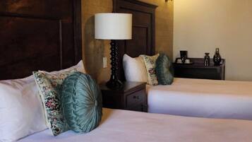 Habitación doble Deluxe, 2 camas matrimoniales, aire acondicionado | Ropa de cama de alta calidad y escritorio