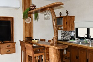 Kühlschrank, Herdplatte, Wasserkocher mit Kaffee-/Teezubehör, Mixer