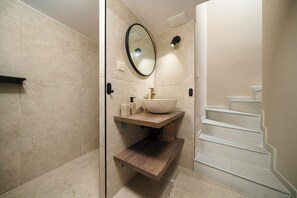 Douche, sèche-cheveux, serviettes fournies