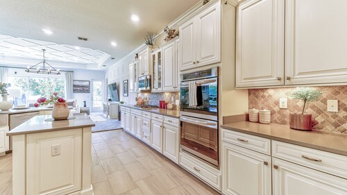 LARGE Spacious home, OutdoorKitchen, Pooltable, Sportsbar, Golfcart, Dogpark