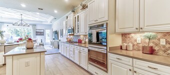 LARGE Spacious home, OutdoorKitchen, Pooltable, Sportsbar, Golfcart, Dogpark