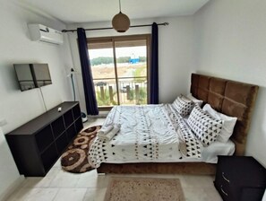 2 bedrooms, desk, WiFi