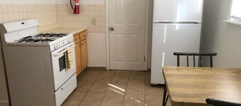 Private one-bedroom one-bathroom apartment with private street entrance in convenient area